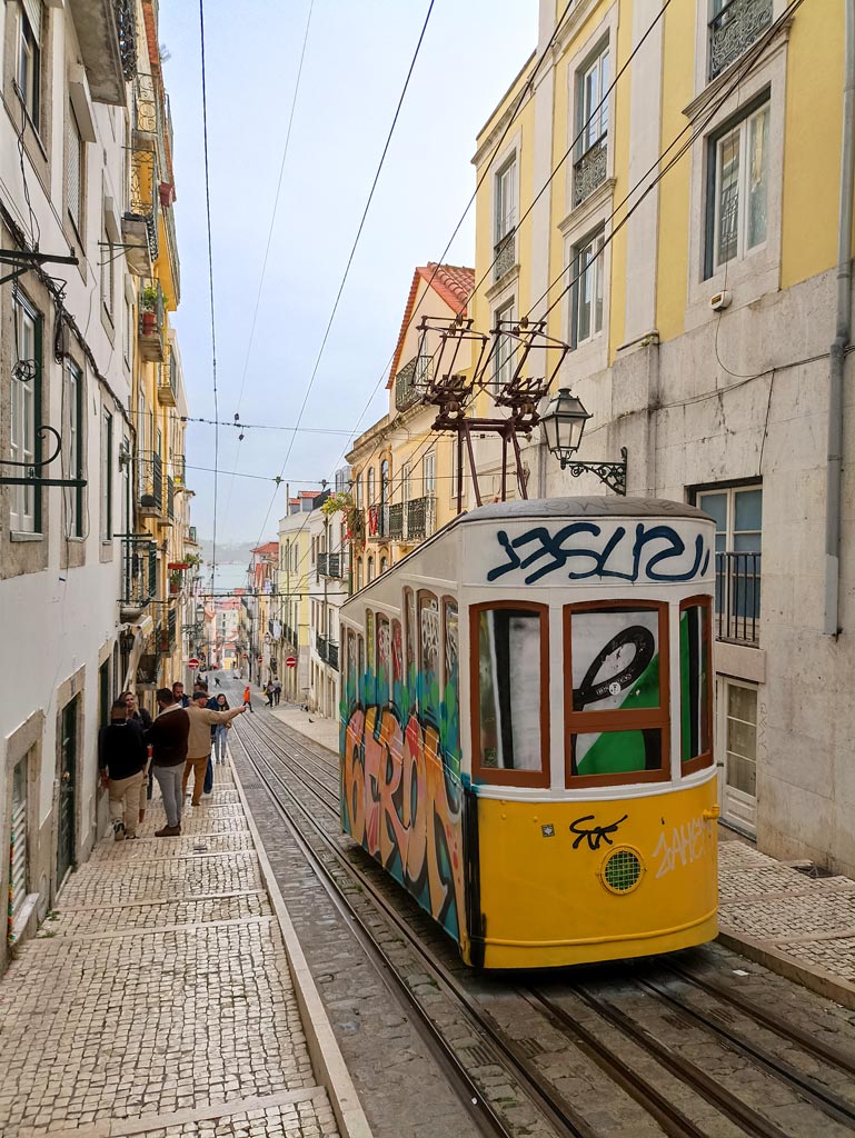 Der Passagier - Lissabon - Strassenbahn in Bairro Alto